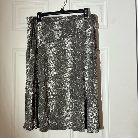 ❤️2/$15 or 3/$21❤️ INC Grey Snakeskin Print Tiered Skirt, Size XL - Picture 2 of 9